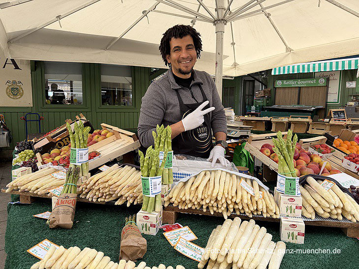 Am Viktualienmarkt lag der Spargelpreis je nach Qualit&auml;tsstufe zwischen 12 und 32 &euro; nach dem Anstich am 01.04.2026,die Preise werden in den n&auml;chsten Tagen bei w&auml;rmeren Temperaturen deutlich sinken (&copy;Foto: Martin Schmitz) 